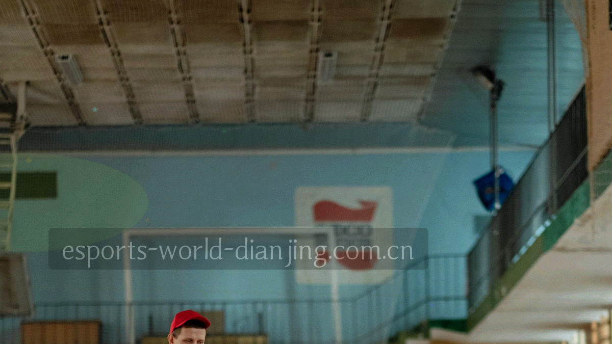 赛点回合的斜角特写画面，画面边缘带暗角与青色轮廓光